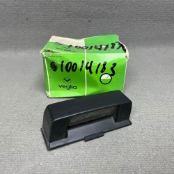 Luz matrícula izquierda...